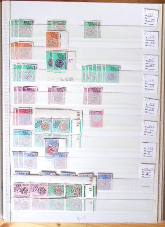 1900-1959, en 5 albums, très important stock de timbres