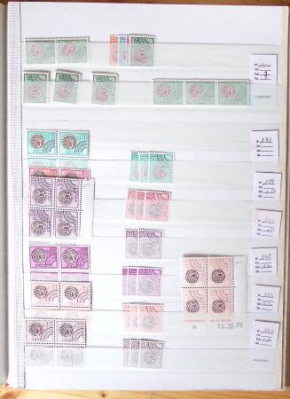 1900-1959, en 5 albums, très important stock de timbres
