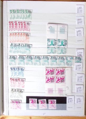 1900-1959, en 5 albums, très important stock de timbres