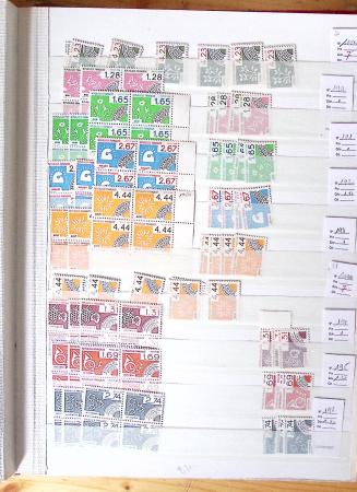 1900-1959, en 5 albums, très important stock de timbres