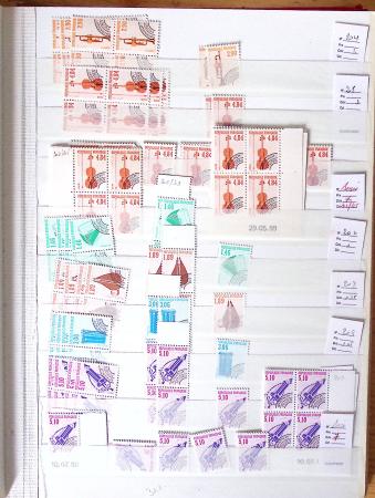 1900-1959, en 5 albums, très important stock de timbres