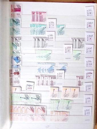 1900-1959, en 5 albums, très important stock de timbres