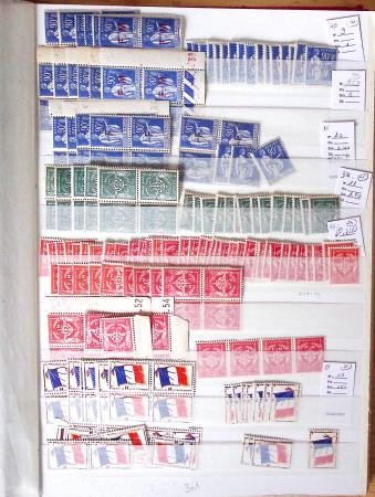 1900-1959, en 5 albums, très important stock de timbres