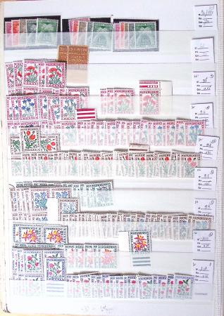 1900-1959, en 5 albums, très important stock de timbres