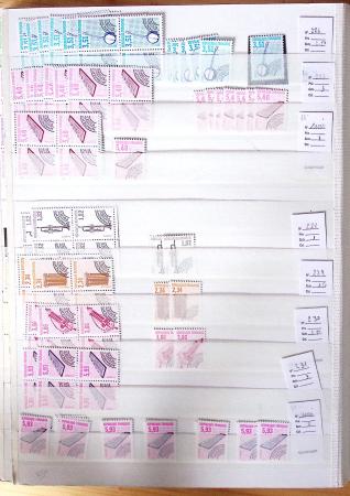 1900-1959, en 5 albums, très important stock de timbres