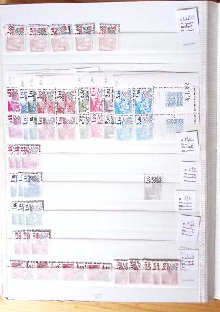 1900-1959, en 5 albums, très important stock de timbres