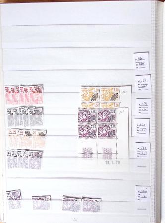 1900-1959, en 5 albums, très important stock de timbres