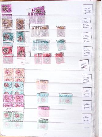 1900-1959, en 5 albums, très important stock de timbres