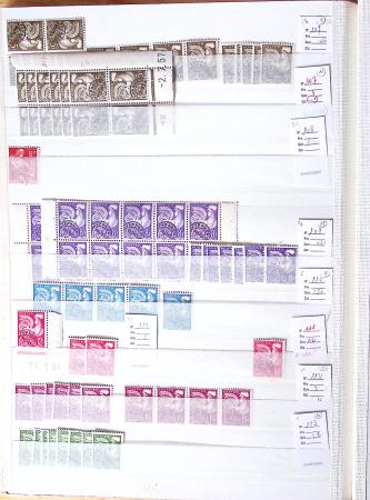 1900-1959, en 5 albums, très important stock de timbres