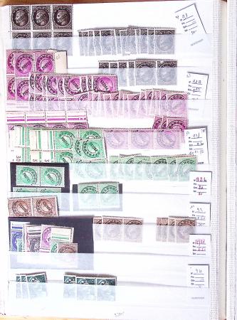 1900-1959, en 5 albums, très important stock de timbres
