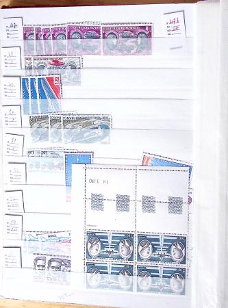 1900-1959, en 5 albums, très important stock de timbres