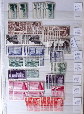 1900-1959, en 5 albums, très important stock de timbres