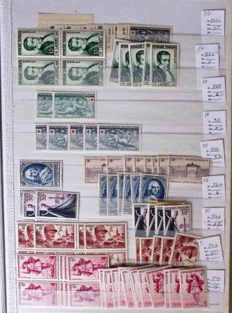 1900-1959, en 5 albums, très important stock de timbres