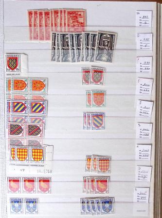 1900-1959, en 5 albums, très important stock de timbres