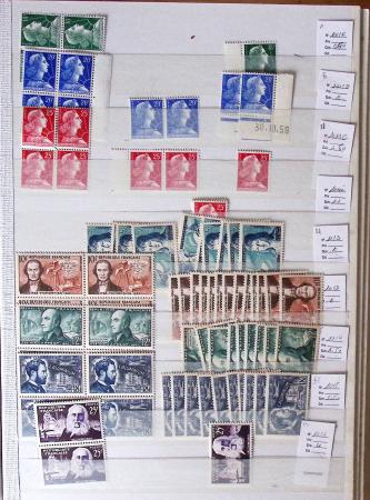 1900-1959, en 5 albums, très important stock de timbres