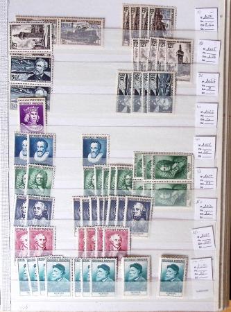 1900-1959, en 5 albums, très important stock de timbres