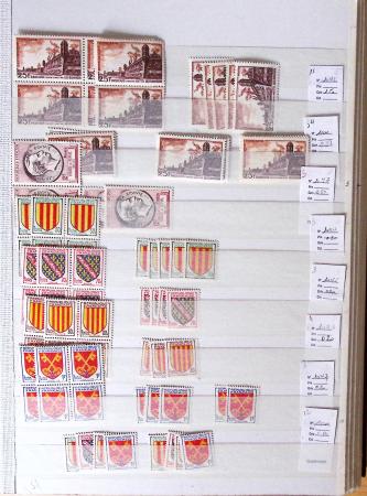1900-1959, en 5 albums, très important stock de timbres