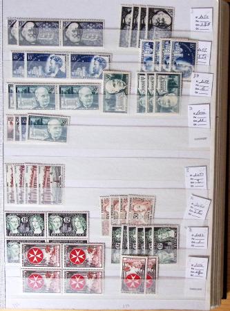 1900-1959, en 5 albums, très important stock de timbres