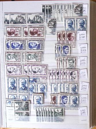 1900-1959, en 5 albums, très important stock de timbres