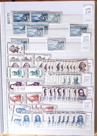 1900-1959, en 5 albums, très important stock de timbres