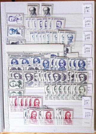 1900-1959, en 5 albums, très important stock de timbres