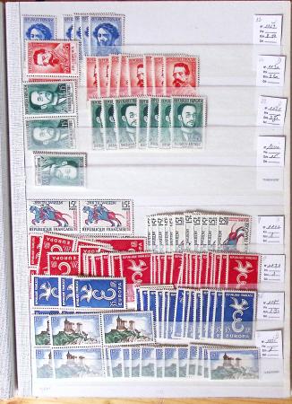 1900-1959, en 5 albums, très important stock de timbres