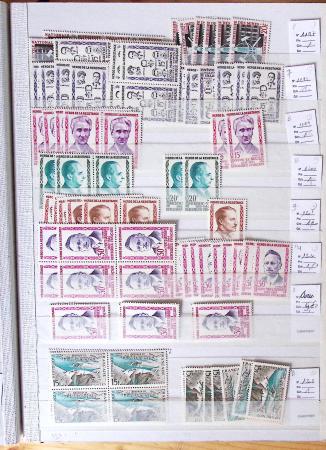 1900-1959, en 5 albums, très important stock de timbres