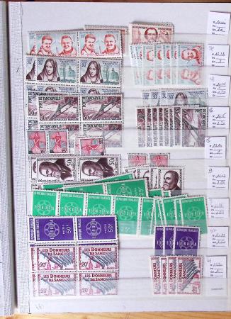 1900-1959, en 5 albums, très important stock de timbres