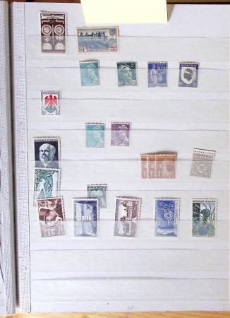 1900-1959, en 5 albums, très important stock de timbres