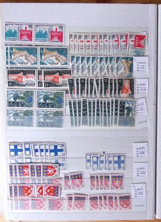 1900-1959, en 5 albums, très important stock de timbres