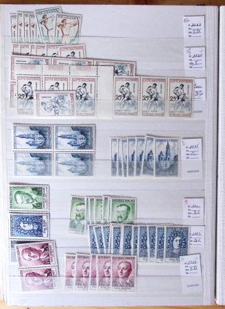 1900-1959, en 5 albums, très important stock de timbres