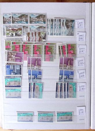 1900-1959, en 5 albums, très important stock de timbres