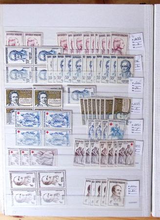 1900-1959, en 5 albums, très important stock de timbres