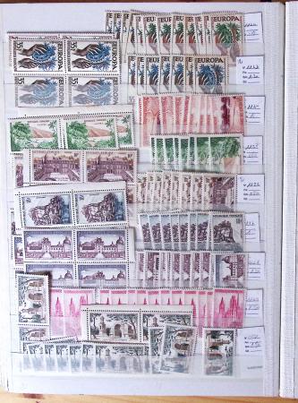 1900-1959, en 5 albums, très important stock de timbres