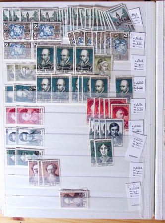 1900-1959, en 5 albums, très important stock de timbres
