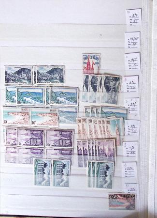 1900-1959, en 5 albums, très important stock de timbres