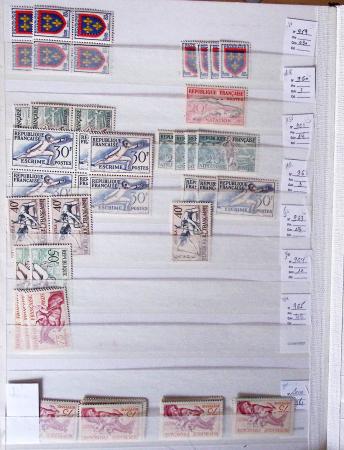 1900-1959, en 5 albums, très important stock de timbres