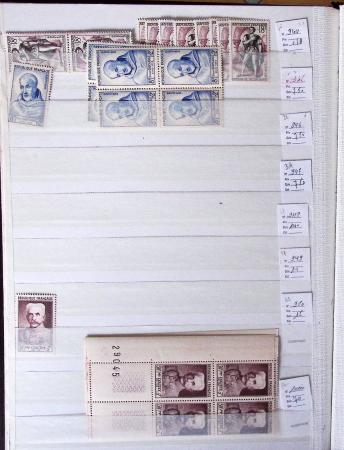 1900-1959, en 5 albums, très important stock de timbres