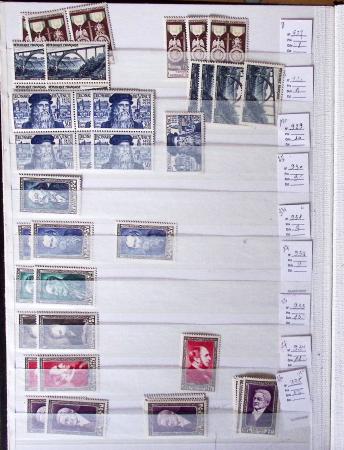 1900-1959, en 5 albums, très important stock de timbres