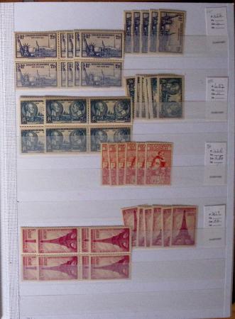 1900-1959, en 5 albums, très important stock de timbres