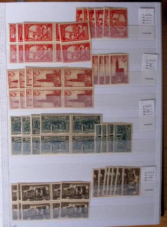 1900-1959, en 5 albums, très important stock de timbres