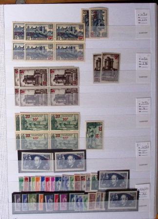 1900-1959, en 5 albums, très important stock de timbres