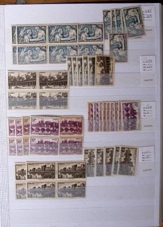 1900-1959, en 5 albums, très important stock de timbres