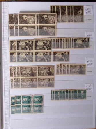 1900-1959, en 5 albums, très important stock de timbres