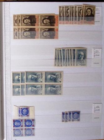 1900-1959, en 5 albums, très important stock de timbres