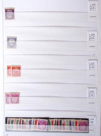 1900-1959, en 5 albums, très important stock de timbres