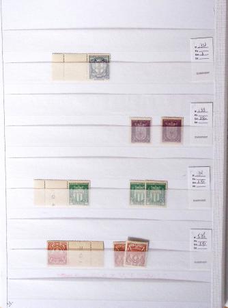 1900-1959, en 5 albums, très important stock de timbres