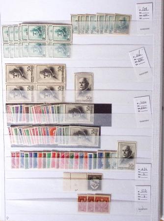 1900-1959, en 5 albums, très important stock de timbres