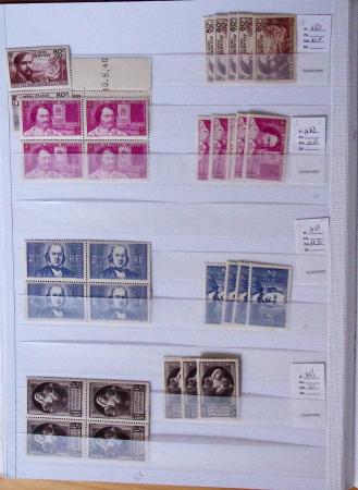 1900-1959, en 5 albums, très important stock de timbres