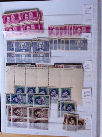1900-1959, en 5 albums, très important stock de timbres